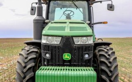 আধুনিক কৃষির অবিচ্ছেদ্য অংশ: জন ডিয়ার (John Deere) ট্রাক্টর