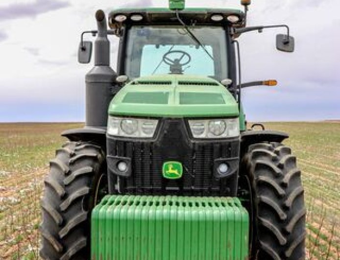 আধুনিক কৃষির অবিচ্ছেদ্য অংশ: জন ডিয়ার (John Deere) ট্রাক্টর