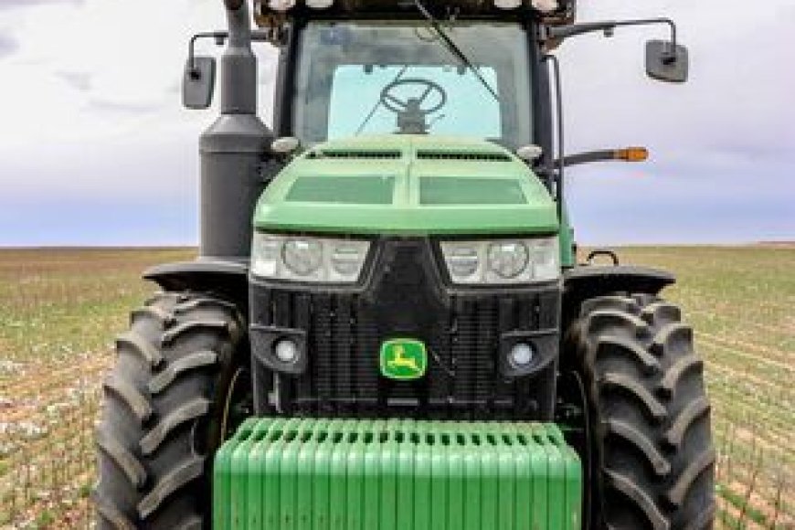 আধুনিক কৃষির অবিচ্ছেদ্য অংশ: জন ডিয়ার (John Deere) ট্রাক্টর